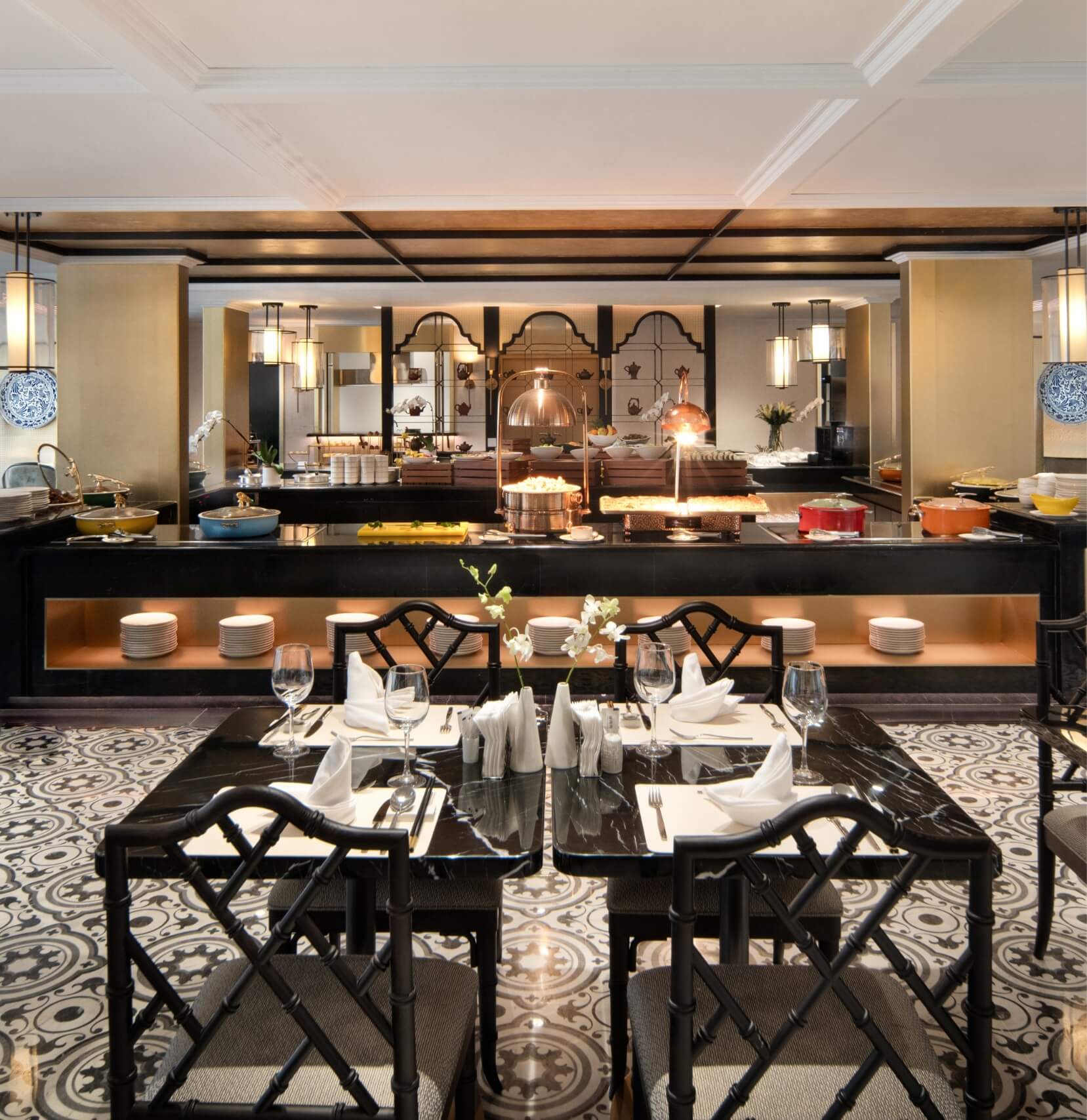 Dynasty Restaurant - Savor exquisite cuisine aboard the Yangzi Explorer