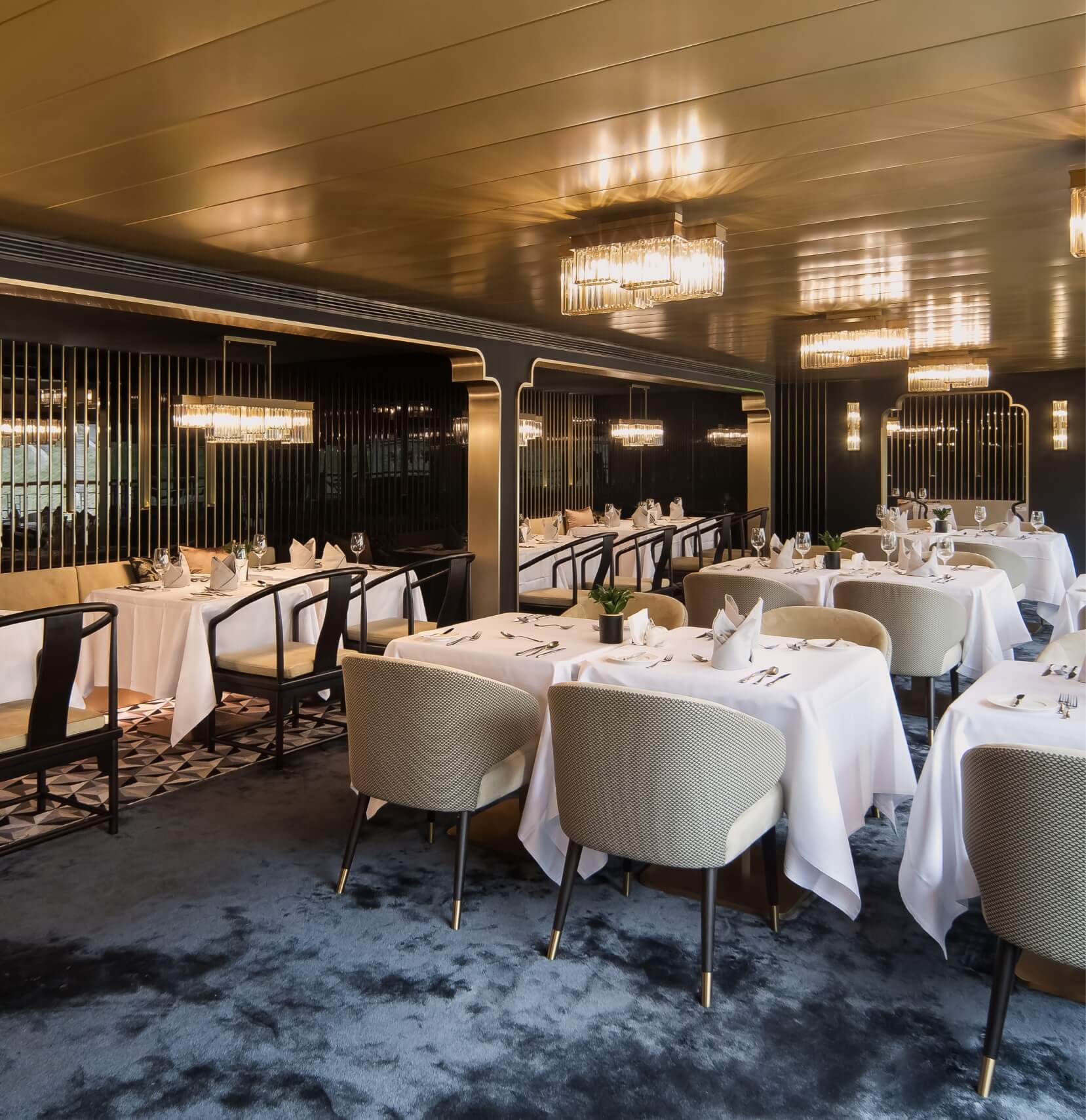 Amber Restaurant - Savor exquisite cuisine aboard the Yangzi Explorer