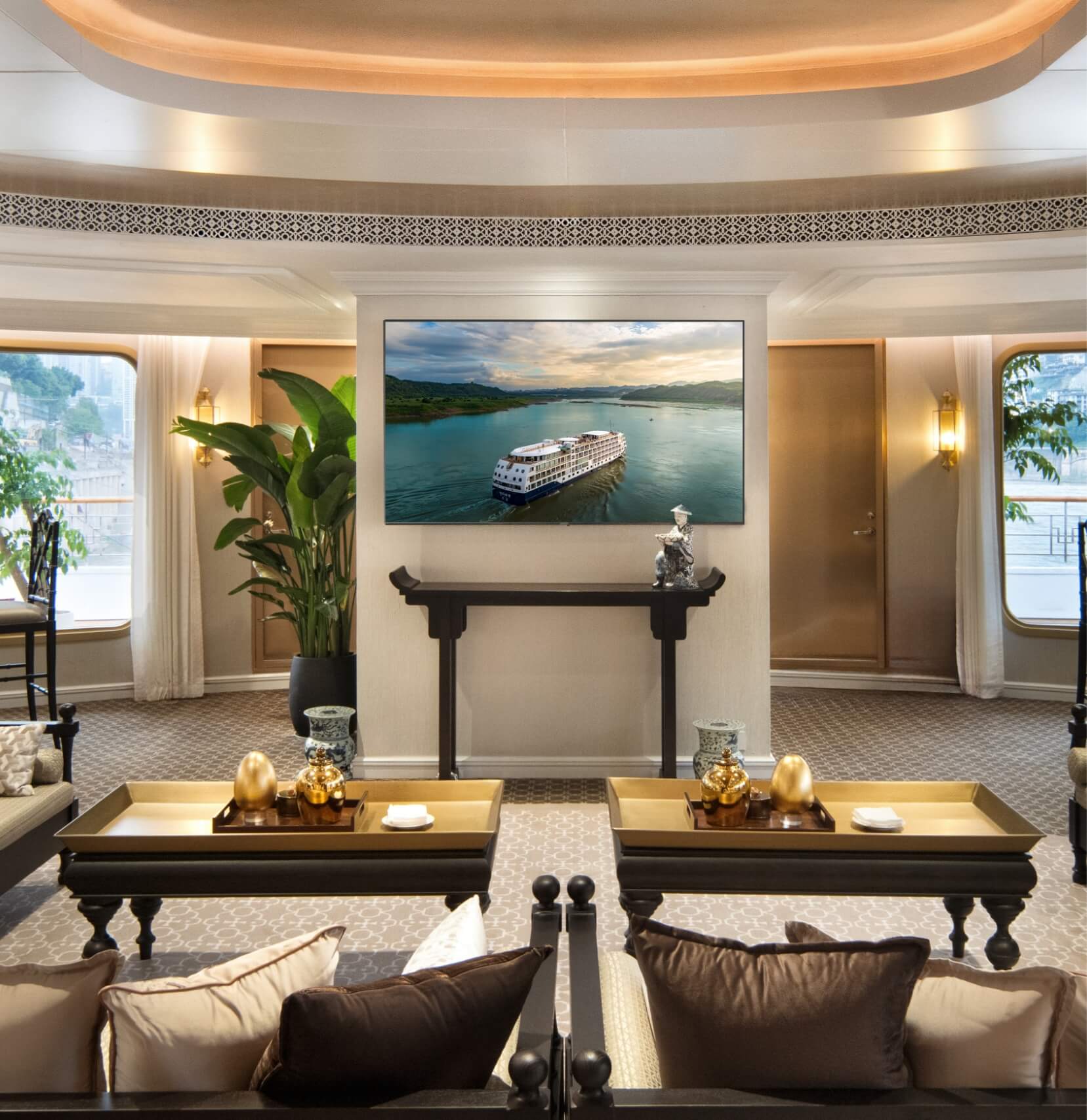 Explorer Bar - Savor exquisite cuisine aboard the Yangzi Explorer
