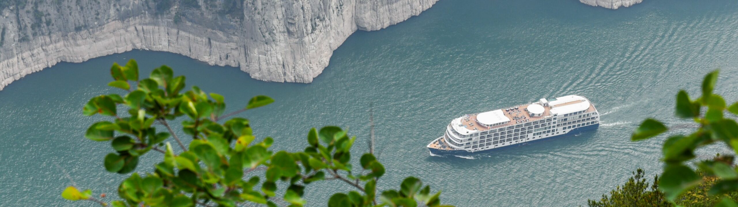 Experience unparalleled luxury on the Yangtze River aboard the Yangzi Explorer. 06