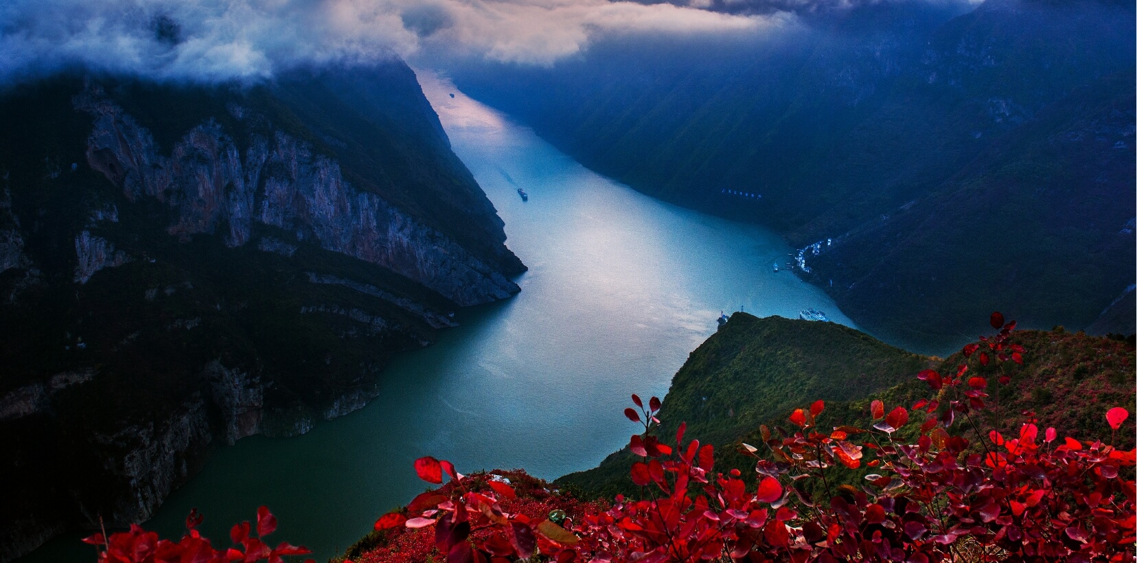 Sailing through the legendary Three Gorges is the highlight of any Yangtze River journey (4)