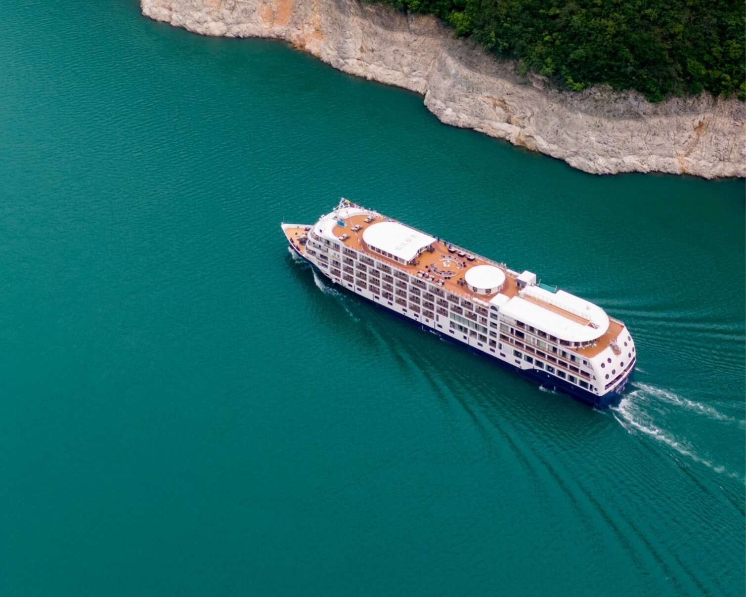 The luxurious Yangzi Explorer cruise ship sailing through the Three Gorges on the Yangtze River 02