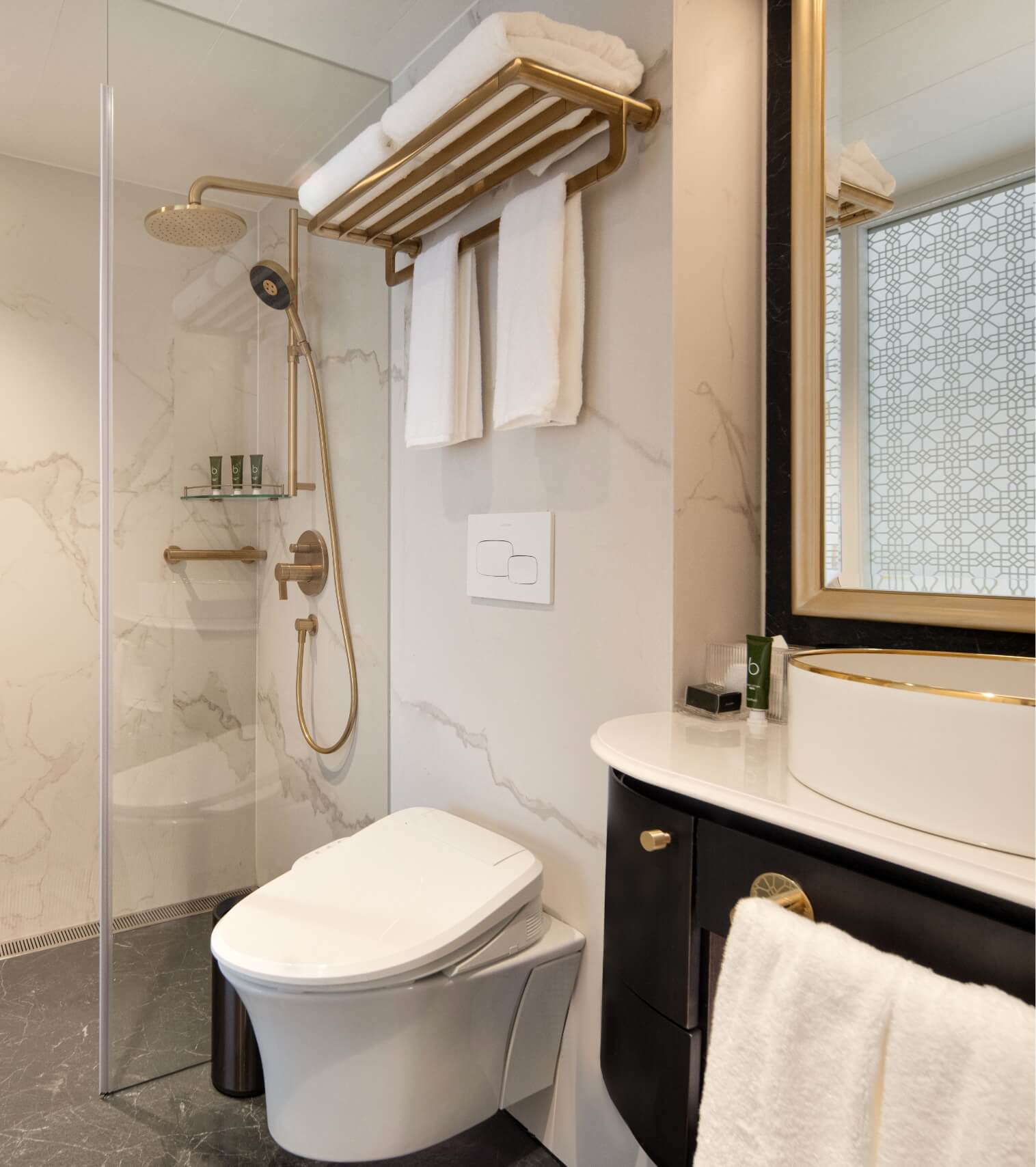 Elegant Deluxe Suite on Yangzi Explorer featuring a private balcony and modern amenities (2-m)