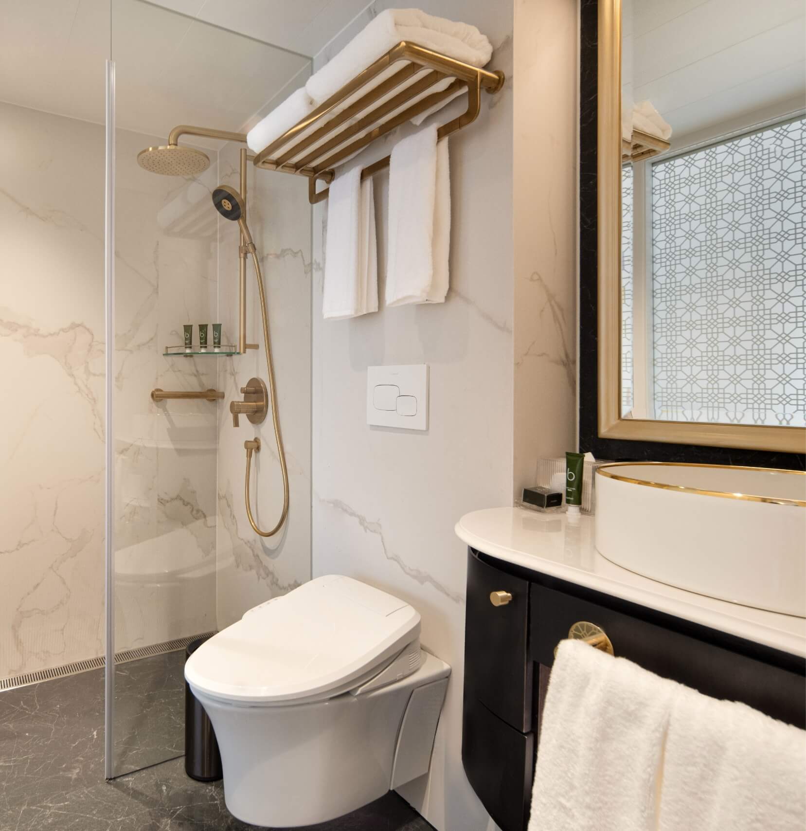 Elegant Deluxe Suite on Yangzi Explorer featuring a private balcony and modern amenities 02