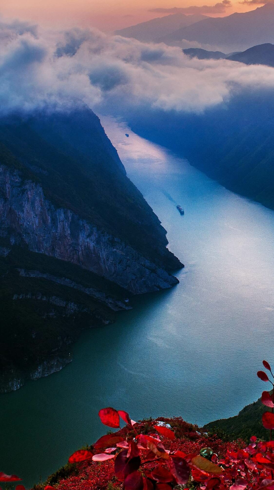 LEAVING THE WHITE KING’S TOWN AT DAWN - Chongqing-Yichang 7-Night Round-Trip Cruise via Badong | Yangzi Explorer (m)