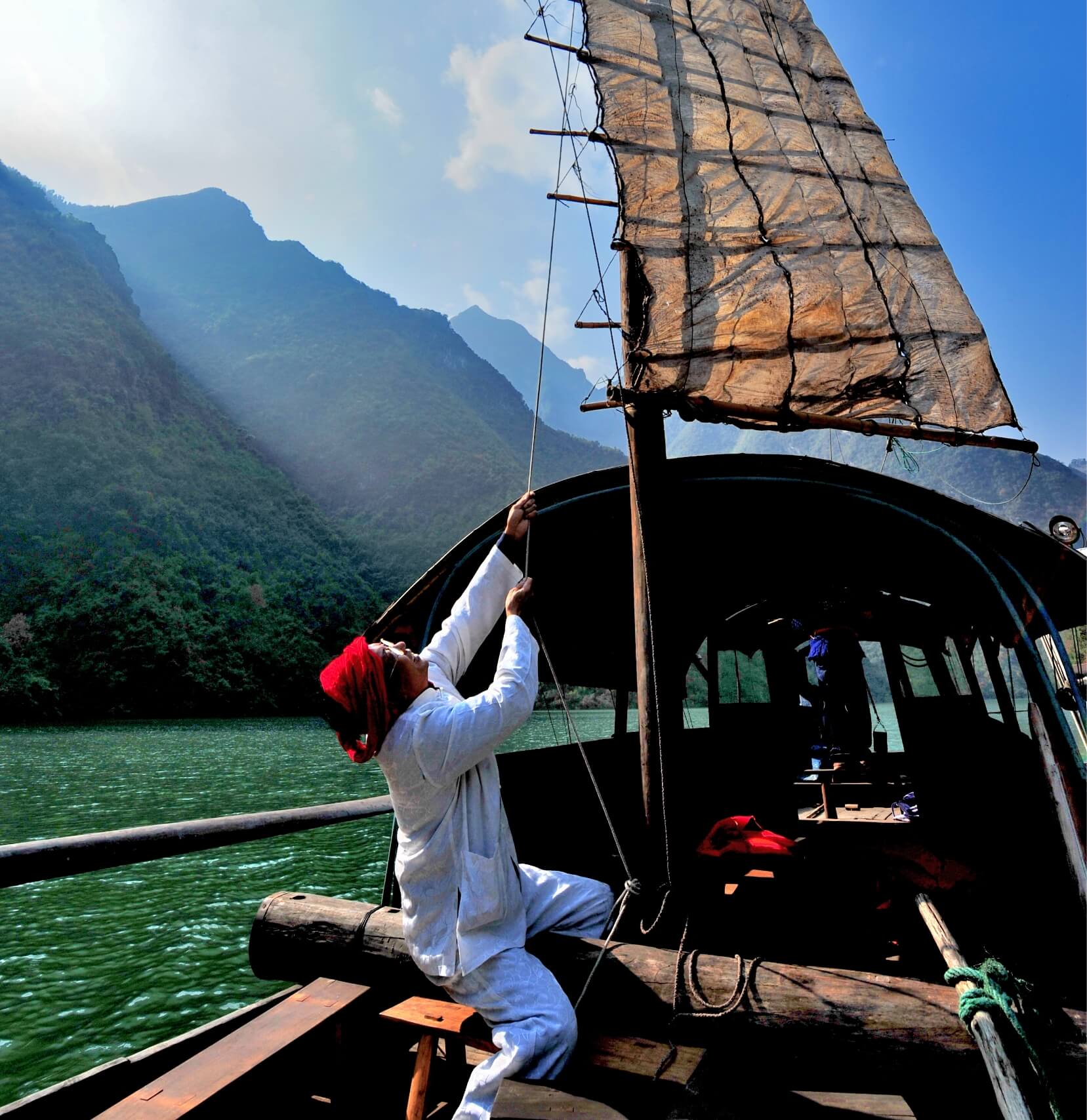 Experience unparalleled luxury on the Yangtze River aboard the Yangzi Explorer. 04