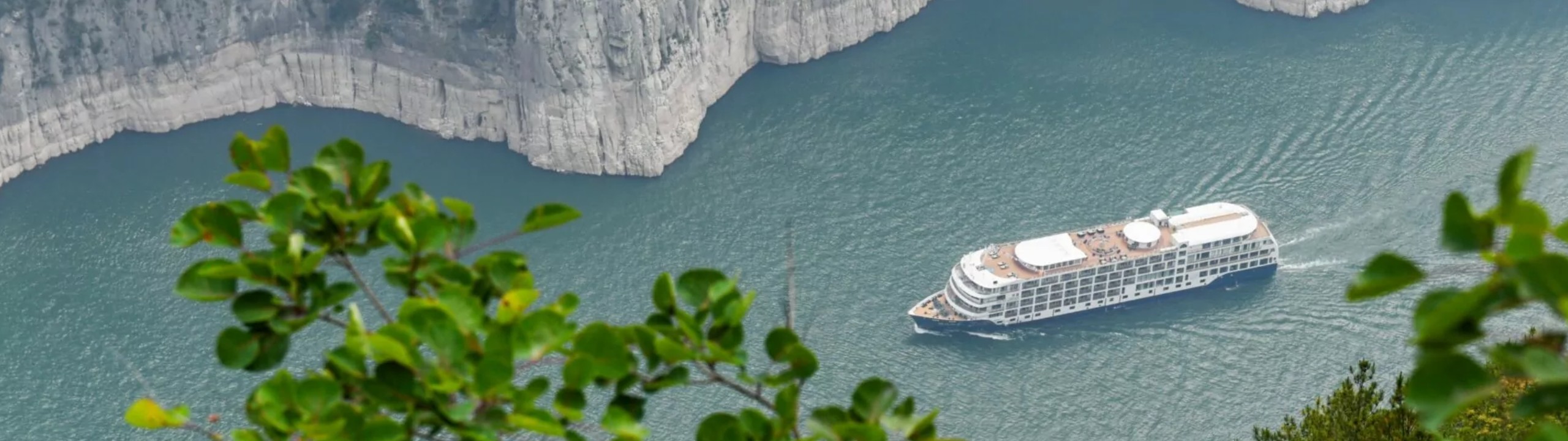 Luxury Yangtze River cruise sailing through the Three Gorges