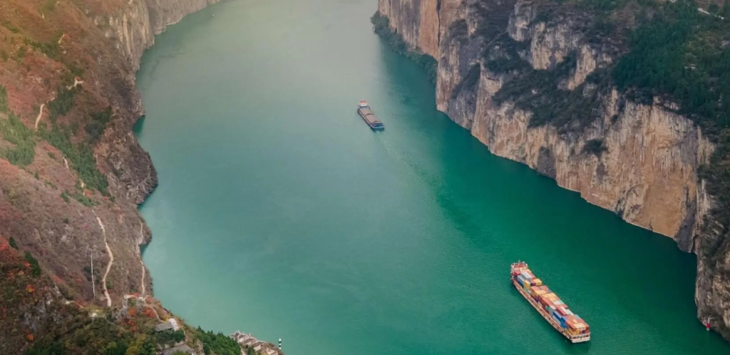 Cruise ship sailing through Wu Gorge on the Yangtze River
