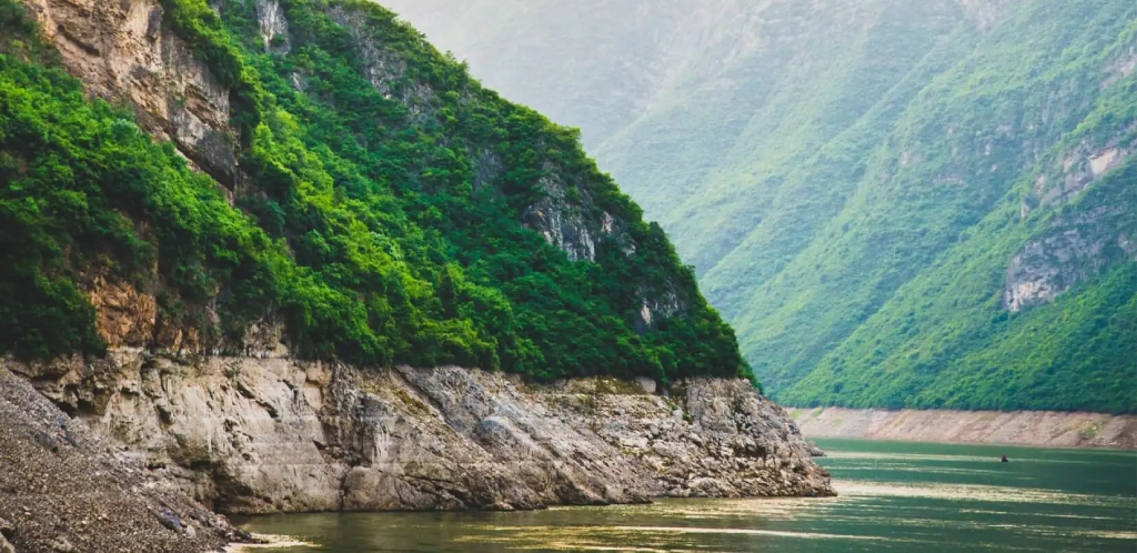 Scenic cliffs and river landscape in Xiling Gorge