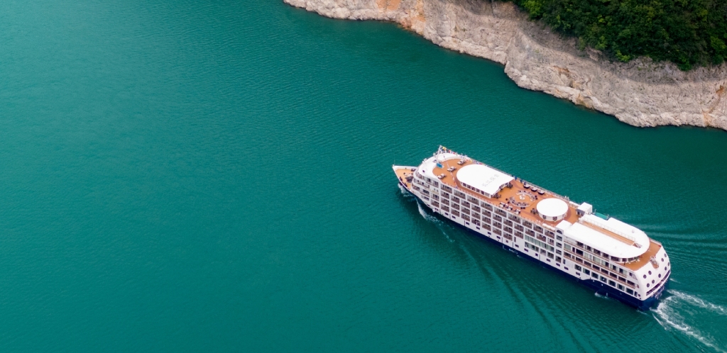 Yangzi Explorer luxury cruise ship sailing through the Three Gorges