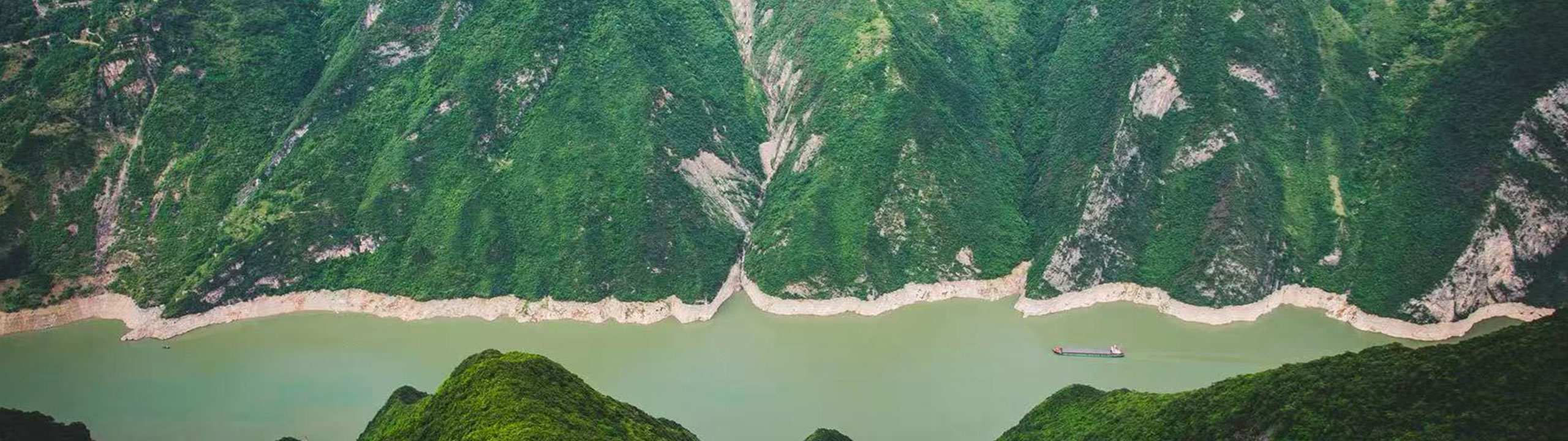 Luxury Yangtze River cruise sailing through the Three Gorges in China