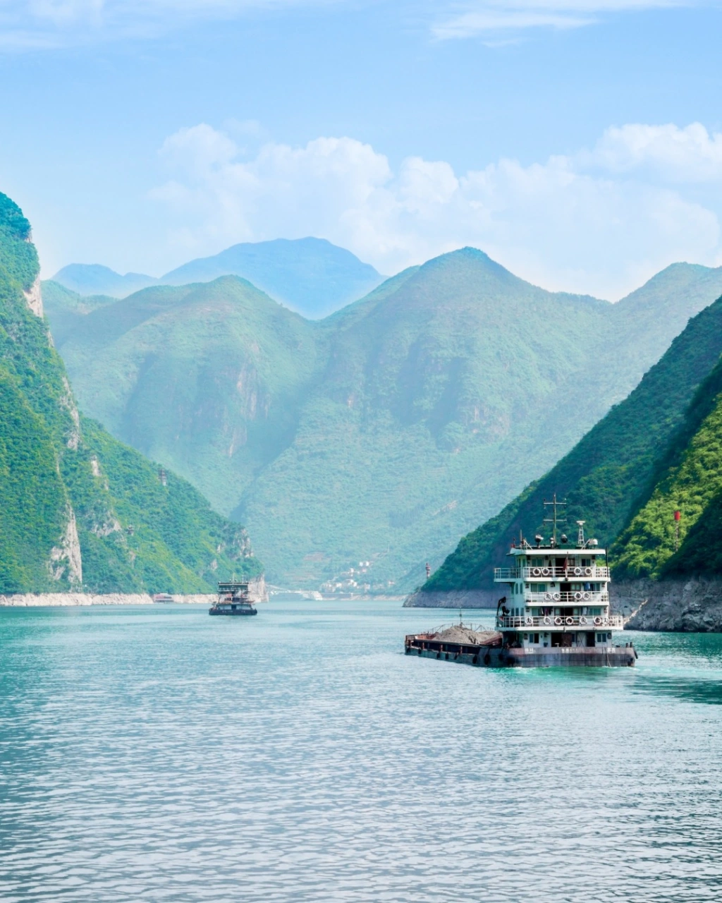 Yangzi Explorer luxury cruise sailing through the Yangtze River Three Gorges