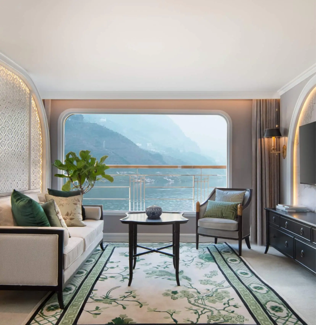 Luxury suite onboard Yangzi Explorer cruise