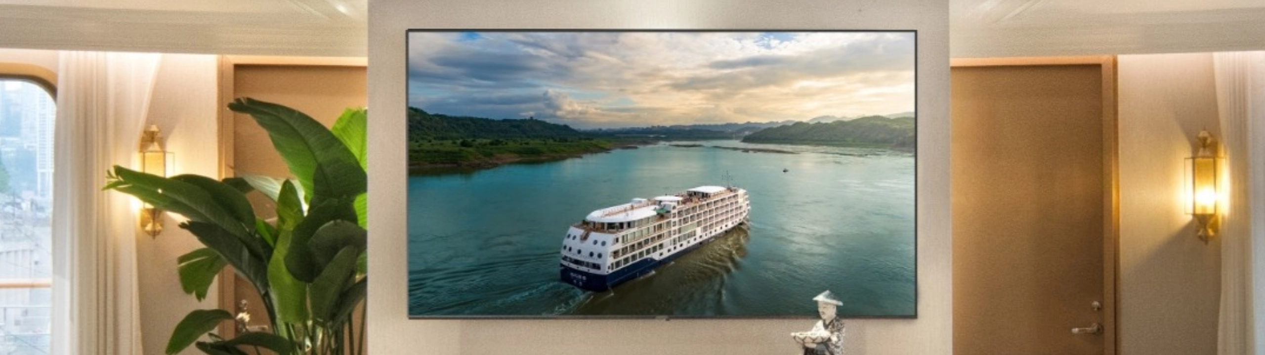 Yangzi Explorer luxury cruise ship sailing on the Yangtze River displayed in a suite 02