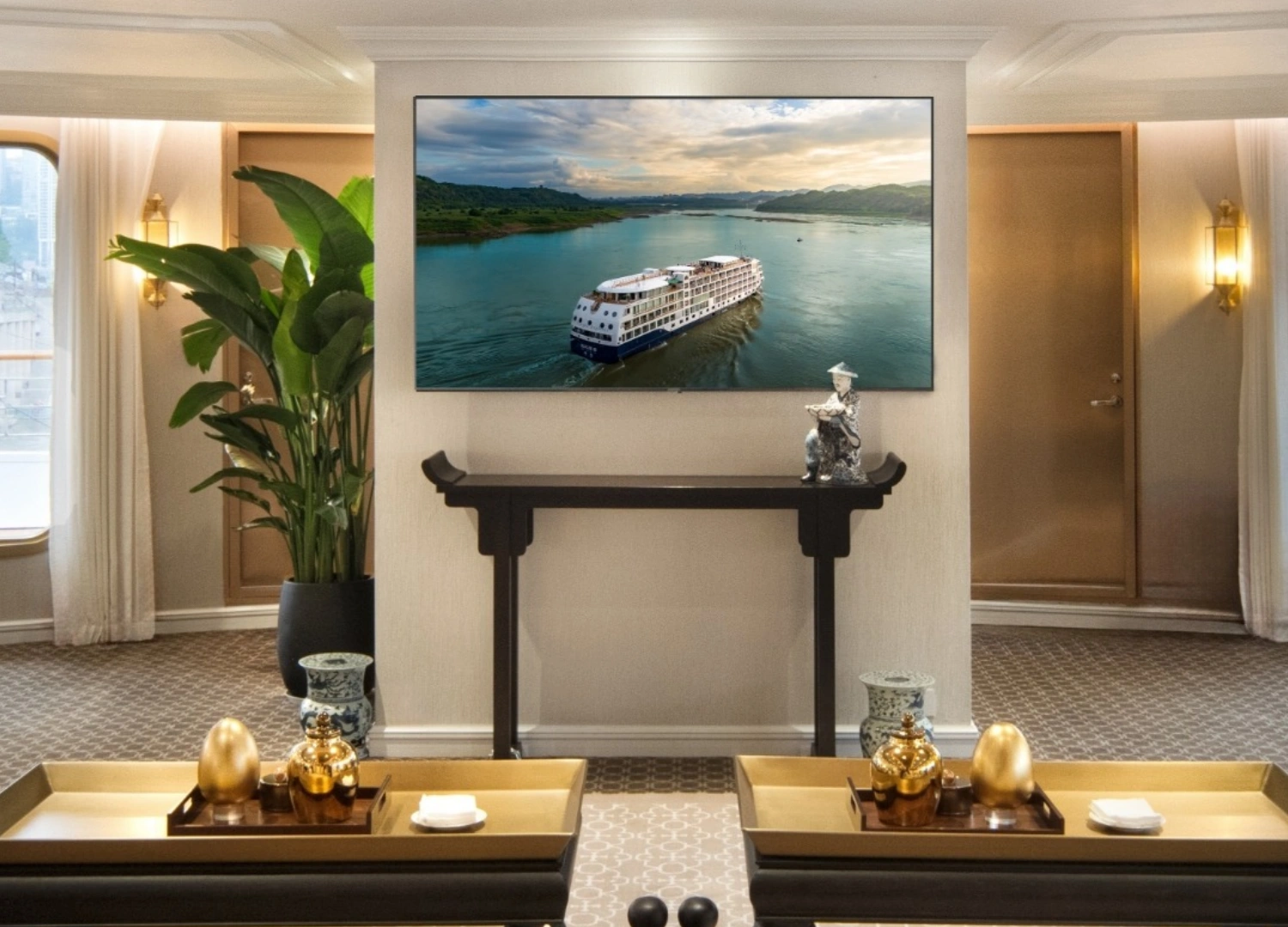 Yangzi Explorer luxury cruise ship sailing on the Yangtze River displayed in a suite (mobile)