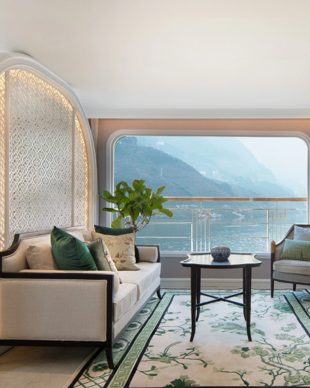 Yangzi Explorer suite overlooking the Yangtze River